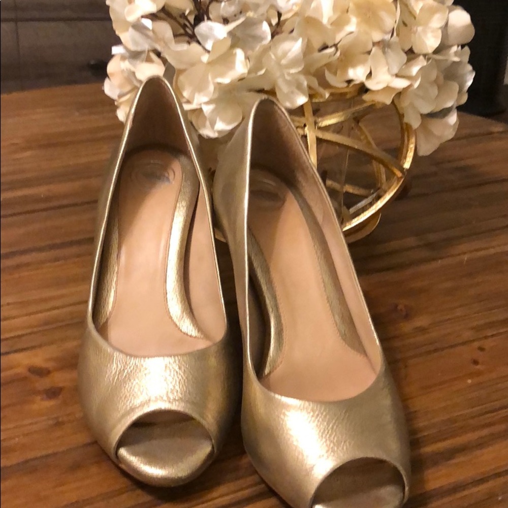 Nurture brand gold open toe pump